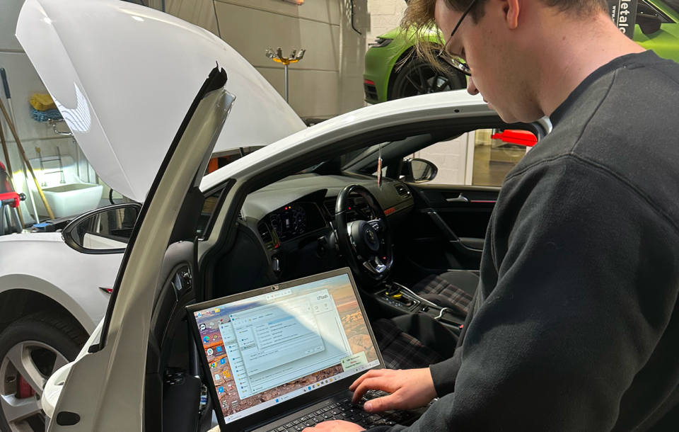 bFlash software being used by a technical mechanic.